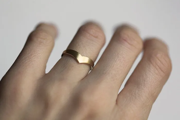 Chevron Curved Wedding Band Ring capucinne Rings