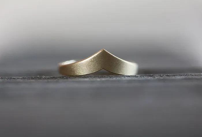 Chevron Curved Wedding Band Ring capucinne Rings