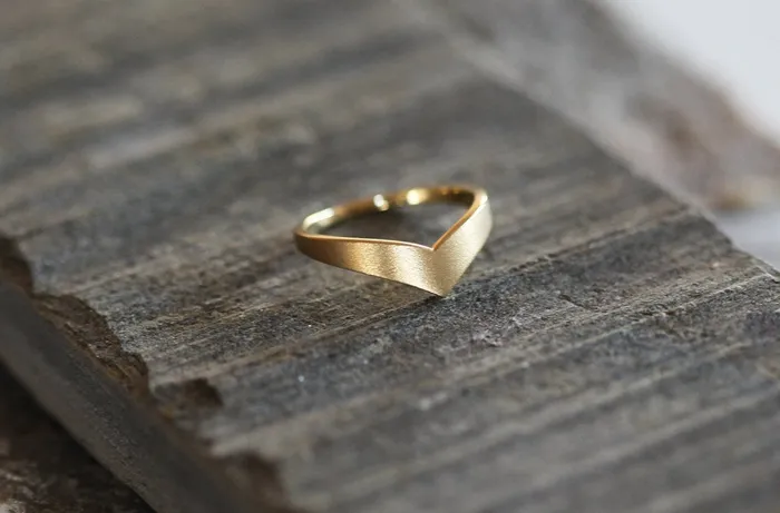Chevron Curved Wedding Band Ring capucinne Rings