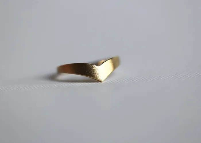Chevron Curved Wedding Band Ring capucinne Rings