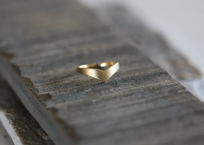 Chevron Curved Wedding Band Ring capucinne Rings