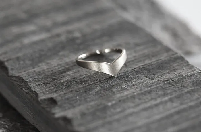 Chevron Curved Wedding Band Ring capucinne Rings
